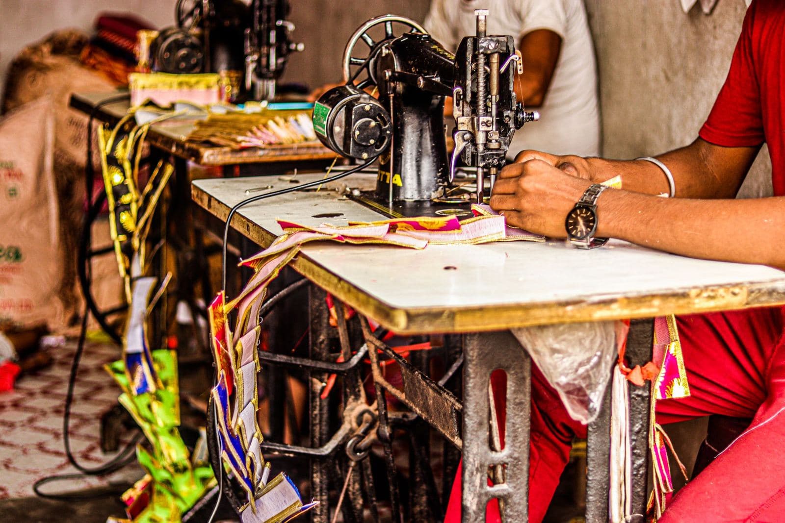 maquina de coser con tela e hilos de colores