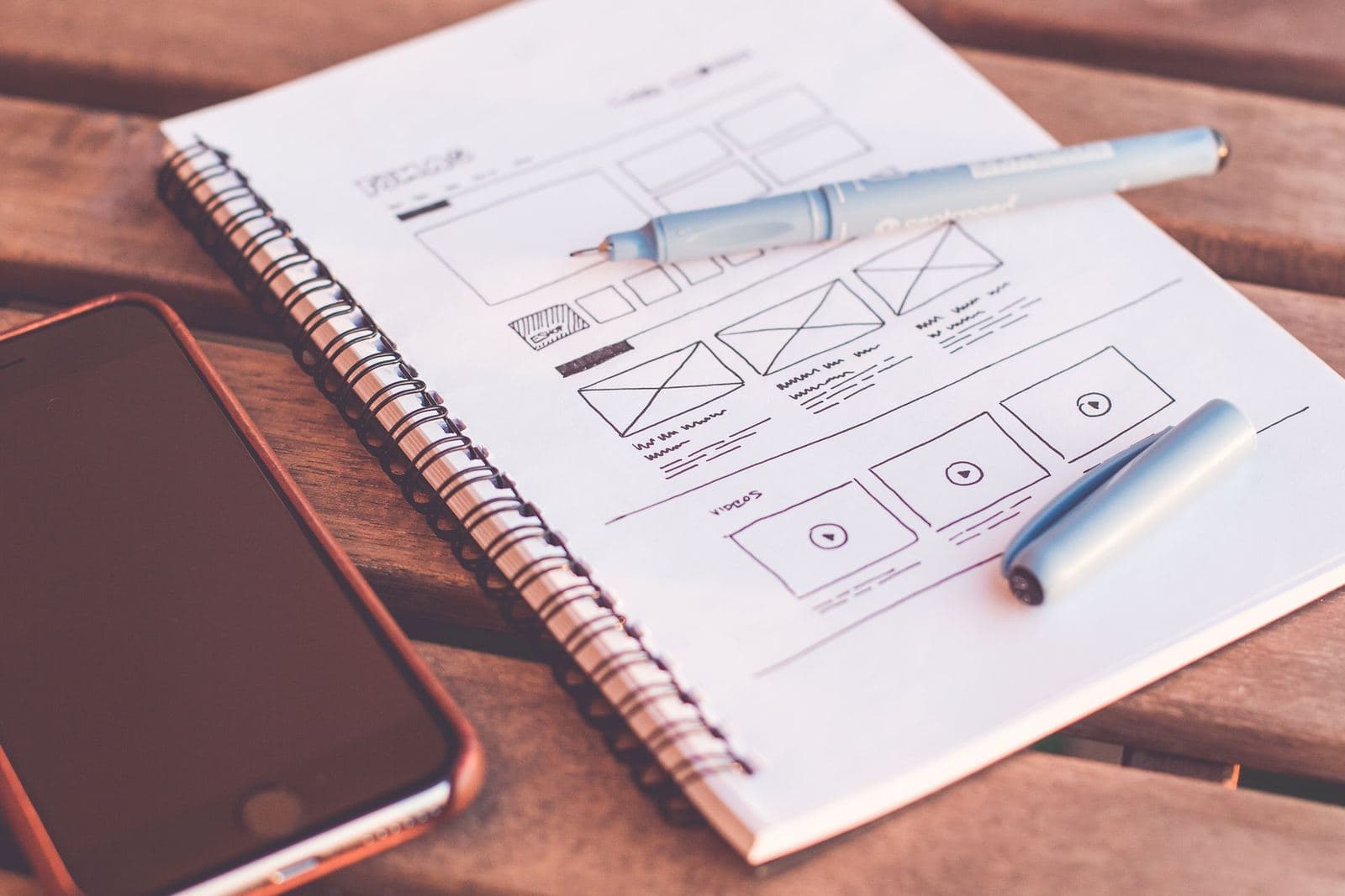 diseño grafico en laptop con tableta digitalizadora